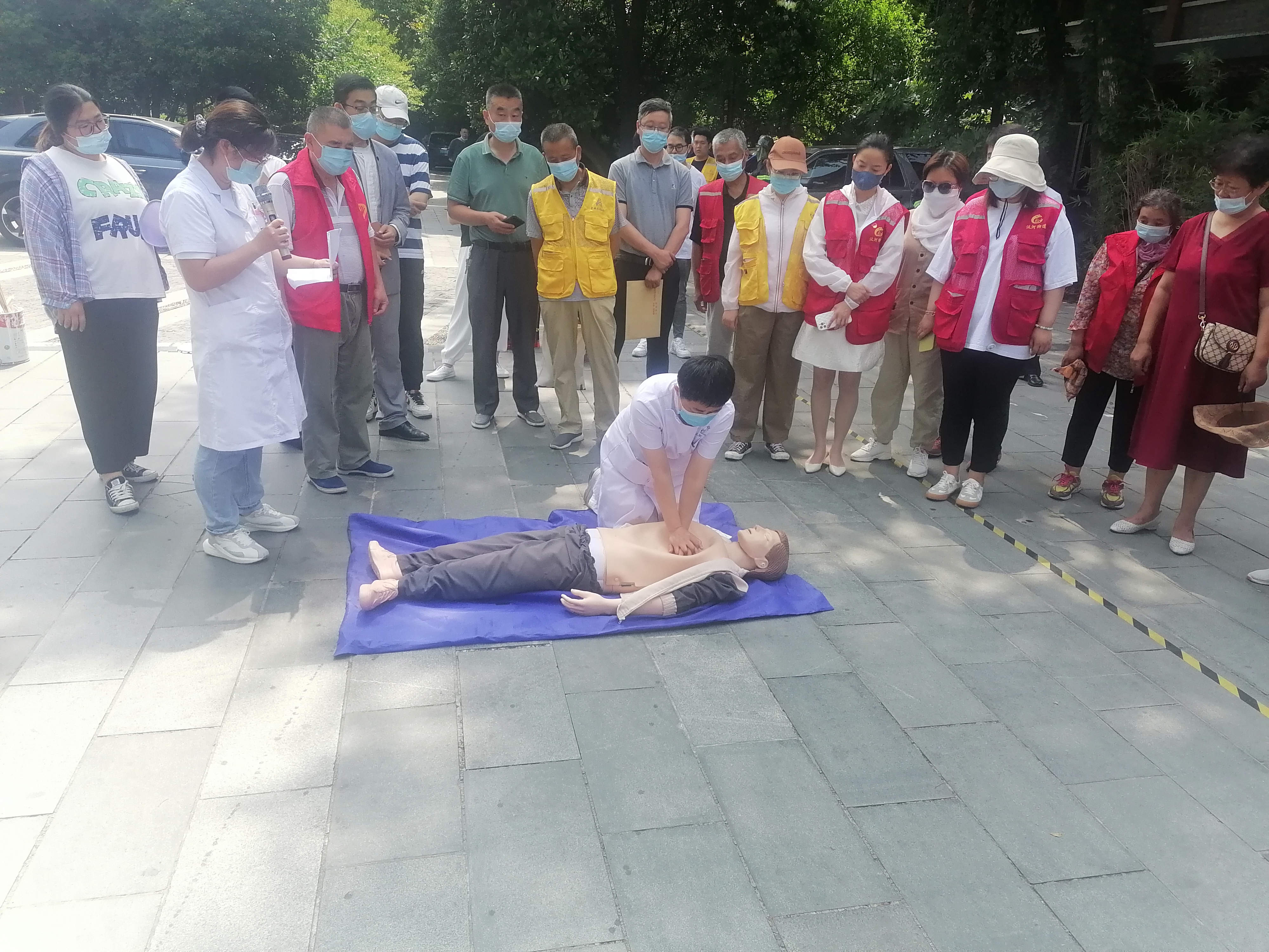 萃園城市酒店遵守安全生產(chǎn)法、當好第一責任人專題宣講及消防演練5.jpg
